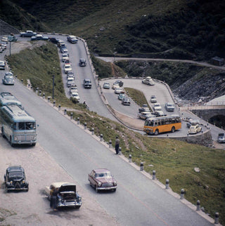 Trafic sur le col du Saint-Gothard en Suisse en 1962