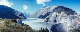Vista su un lago svizzero e una diga